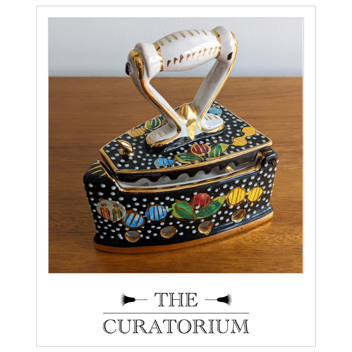 Fima Deruta painted ceramic iron-shaped trinket box, Italy, 20th century